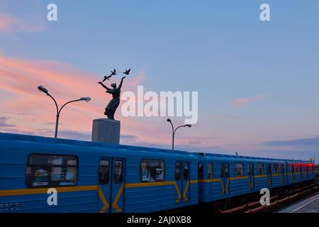 U-Bahn zur U-Bahn-Station Dnipro in Kiew, Ukraine Stockfoto