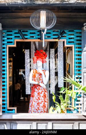 Weibliche Schaufensterpuppe mit großen roten Perücke, im Schaufenster Hoi An Vietnam Stockfoto
