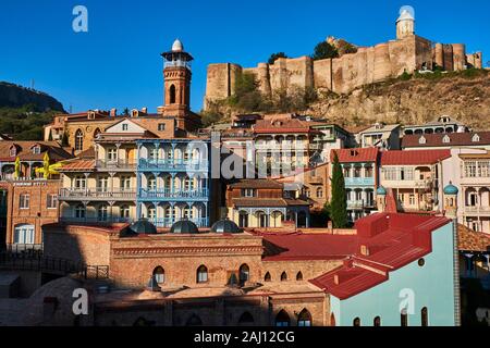 Georgien, Kaukasus, Tbilissi, die Altstadt oder Dzveli Kalaki, der Bezirk von abanotubani oder Stadtteil Schwefelbäder durch die Festung Narikala Stockfoto