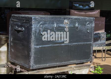 Antike Reisen Stamm. Vintage schwarz Trunk auf einem Bahnsteig. Stockfoto