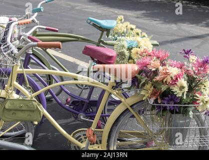 Reihe von Retro Fahrräder. Pastellfarbenen vintage Fahrräder mit Blumen im Korb. Stockfoto