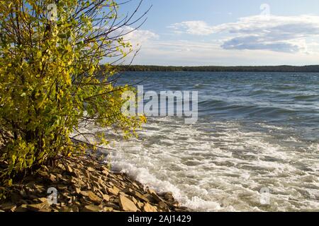 Ufer des Lake Superior. Wellen auf einem felsigen Lake Superior Beach an einem warmen Herbsttag in der Oberen Halbinsel von Michigan. Stockfoto