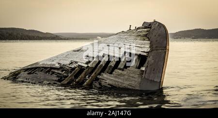 Great Lakes Shipwreck. Historische Holz- Boot an der Küste des Lake Superior in die abgebildete Rocks National Lakeshore Schiffbruch in der oberen Halbinsel Stockfoto