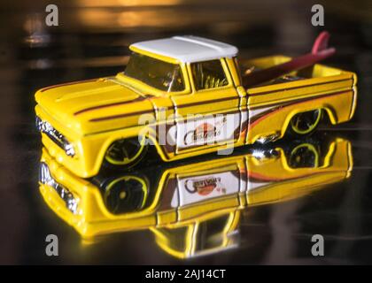 Hot Wheels - Chevy Pickup-Truck mit Surf Board im Rücken Stockfoto