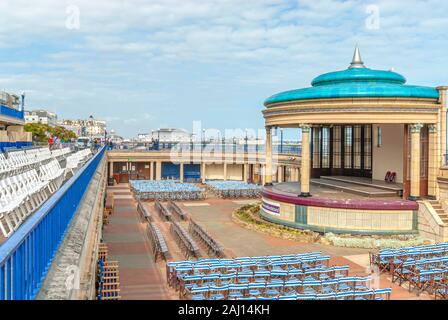 Musikpavillon im beliebten Badeort Eastbourne, East Sussex, Südengland. Stockfoto