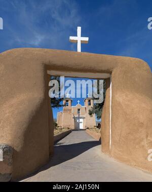 Äußere des historischen San Francisco De Asis Mission Church in Ranchos de Taos, New Mexico Stockfoto