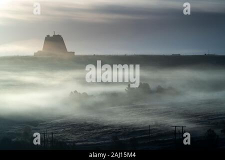 Vorübergehende Nebel um RAF Fylingdales Air Force Station auf der North Yorkshire Moors im Winter. Stockfoto