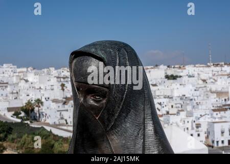 Vejer de la Frontera, Andalusien, Spanien. Statue von maurischen Frau vor der Blick auf die Stadt Stockfoto