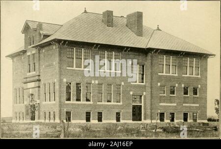 Die keasbey & Mattison Unternehmen, Ambler Penna., bietet der Bauwirtschaft Asbest Schindeln, Schiefer und Ummantelungen: als die billigsten Bedeckungen für feste Gebäude.. . Architekt J. F. SHEBLESSY Cincinnati. O. St. Bonifatius Parocnial Scnool, Louisville, K.y. D £. J-^L Fremdfirmen überdacht mit^ WULFF y CO. ASBEST JAHRHUNDERT SCHINDELN Louisville. Ky. TKe Dach - welche überdauert das Gebäude, ohne Lack oder Reparaturen. Hohe Scnool, Marissa, Abb. Architekten r) r j • ich REISTER y REUBACH verwurzelt mit E.St. Louis. Abb. Asbest JAHRHUNDERT SCHINDELN ife^ überdauert das Dach, das das Gebäude, ohne Pai Stockfoto