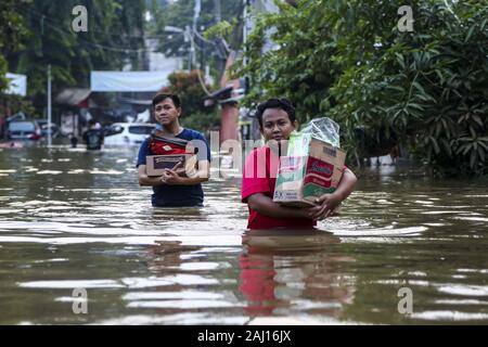 Tangerang, Banten, Indonesien. 2 Jan, 2020. Menschen gehen durch Hochwasser in Tangerang Stadt, Provinz Banten, Indonesien. Die Überschwemmungen sind aufgrund der hohen Intensität des Regens, die Flüsse zum Überlaufen seit Dezember 31, 2019 gespült. Credit: Sijori Images/ZUMA Draht/Alamy leben Nachrichten Stockfoto