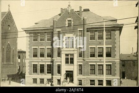 Die keasbey & Mattison Unternehmen, Ambler Penna., bietet der Bauwirtschaft Asbest Schindeln, Schiefer und Ummantelungen: als die billigsten Bedeckungen für feste Gebäude.. . High School, Marion, Abb. Architekt t&gt; r i t - ich Auftragnehmer OSCAR WILLIAMS Kooted Mit OSCAR WILLIAMS Marion, Abb. Asbest JAHRHUNDERT SCHINDELN Marion. Abb. fi^^ Das Dach^ vhich überdauert das Gebäude, W^hne Farbe oder Reparaturen Asbest Jahrhundert SKingles die billigsten Dauerhafte Bedachung - Erfordern niemals Farbe - Ewig - Verkauft überall Asbest Jahrhundert Schindeln Ewig machen. Erfordern niemals Malen. Sie sind die billigsten S Stockfoto