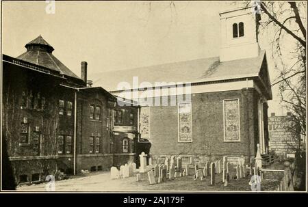 Die keasbey & Mattison Unternehmen, Ambler Penna., bietet der Bauwirtschaft Asbest Schindeln, Schiefer und Ummantelungen: als die billigsten Bedeckungen für feste Gebäude.. . St. JoKn der Täufer deutsche CatKolic Kirche, Jefferson, Wis überdacht? mit Asbest - Jahrhundert Schindeln auf dem Dach des Gebäudes, die überdauert, - ohne Lack oder Reparaturen an J.J.SPANGLER Asbest Jahrhundert Schindeln machen die billigsten Dauerhafte Bedachung - Erfordern niemals Farbe^ - Ewig - Verkauft Evcryrvhere Ajbcstos? Jahrhundert Schindeln Ewig. Erfordern niemals Malen. Sie sind die billigsten Schiefer für Dach- und Dichtungsbahnen. Dutc Stockfoto