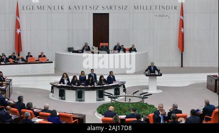 Ankara, Türkei. 2 Jan, 2020. Der Gesetzgeber an einem auf das türkische Parlament in Ankara, Türkei, Jan. 2, 2020. Das türkische Parlament hat am Donnerstag eine Motion zur Ermächtigung der Regierung Truppen nach Libyen zur Unterstützung der UN-unterstützten Regierung. Der Gesetzgeber habe auf die Bewegung in einer Sondersitzung. Der Antrag wurde mit 325 Stimmen angenommen und 184 dagegen. Die Rechnung wurde unterstützt durch die regierende Partei für Gerechtigkeit und Entwicklung (AKP), Partei der Nationalistischen Bewegung (MHP) und Felicity Partei. Credit: Mustafa Kaya/Xinhua/Alamy leben Nachrichten Stockfoto