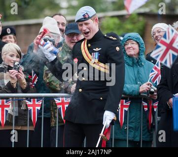 Prinz Harry öffnet offiziell die Wootton Bassett Feld der Erinnerung an Lydiard Park in der Nähe von Swindon. Die Gedenkstätte ist in Wootton Bassett in Anerkennung seiner Rolle bei der Rückführung der in bewaffneten Konflikten ums Leben kamen, wie Sie durch die Stadt gehen. Stockfoto