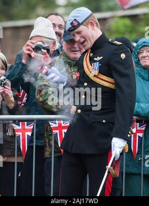 Prinz Harry öffnet offiziell die Wootton Bassett Feld der Erinnerung an Lydiard Park in der Nähe von Swindon. Die Gedenkstätte ist in Wootton Bassett in Anerkennung seiner Rolle bei der Rückführung der in bewaffneten Konflikten ums Leben kamen, wie Sie durch die Stadt gehen. Stockfoto