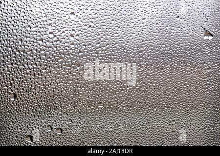Wassertropfen auf der Glasoberfläche Stockfoto