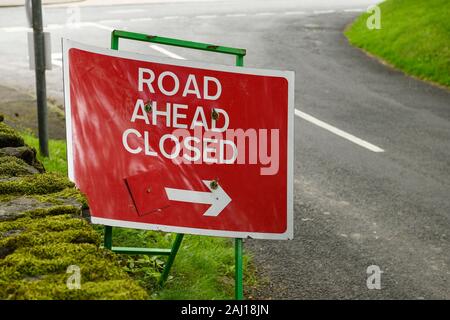 Eine rote Straße geschlossen Anmelden Spennithorne Dorf in Yorkshire, Großbritannien Stockfoto