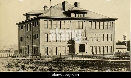 Die keasbey & Mattison Unternehmen, Ambler Penna., bietet der Bauwirtschaft Asbest Schindeln, Schiefer und Ummantelungen: als die billigsten Bedeckungen für feste Gebäude.. . Zweite WarJ Schule. McAlester, Okla. D r J vL Auftragnehmer verwurzelt mit GEORGE DEIBLER ASBEST - Jahrhundert - SCHINDELN McAlester. Okla. Das Dach, das überdauert das Gebäude, - ohne Lack oder Reparaturen^^ 8. John A. Jonnson Scnool, Virginia, Mmn. Architekten D r j • Ich. W. R. PARSON y Sohn verwurzelt mit Duluth. Minn Asbest - Jahrhundert überdauert Schindeln das Dach, das das Gebäude, ohne Lack oder Reparaturen an John DONLIN Superior Stockfoto