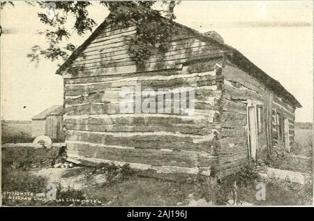 Die Geschichte von Abraham Lincoln: oder die Reise aus dem Log Cabin zum Weißen Haus. JOHN HALL. Dieses Ferienhaus am Hang ist die Gegenwart Home von Onkel John Hall, Ende der Lincoln Log Cabin. Die berühmten Schleifen - Stein. Das Bild oben ist ein Foto von dem westlichen Ende der Lincoln Log Cabin, diealte Schleifen - Stein angezeigt. Auf diese plump und unhöflich Stein Abraham Lincoln sharp-ened die Axt, die die Berühmten schienen, dass seine erste Kampagne verwendet wurden, aufgeteilt. Stockfoto