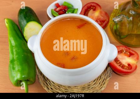 Gazpacho. Spanischen Stil Suppe aus Tomaten und andere Gemüse und Gewürze, kalt serviert. Stockfoto