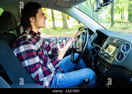 Wütend männliche Fahrer beschleunigt sehr schnell mit Zorn als roadrage Stockfoto