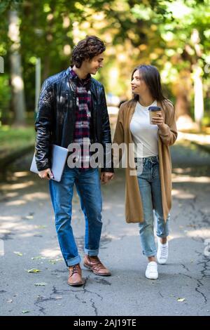 Foto der jungen Glücklich, aufgeregt erstaunliche Paar Studenten im Freien außerhalb an der Straße gehen Kaffee trinken Miteinander reden. Stockfoto