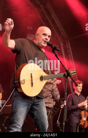 Simon Emerson die Afro Celt Sound System erklingt in der Larmer Baum Festival, Wiltshire, England, UK. 15. Juli 2016 Stockfoto