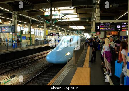 Die Menschen warten auf Shinkansen Beschleunigung in der Shin-Osaka Station Plattform, Japan Stockfoto