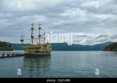 Ein Piratenschiff Ansätze einen Kai auf dem Ashi-see, Yokosuka, Japan. Historische Schiffe wie dieser Touristen nehmen die Standpunkte für den Berg Fuji sehen. Ein Tor Stockfoto