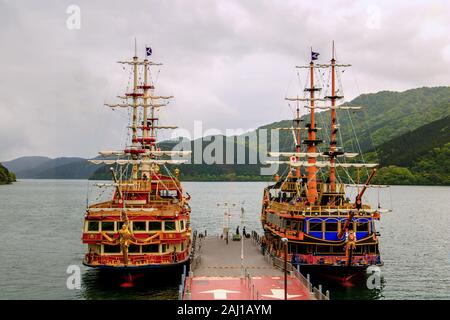 Zwei historische Piratenschiffe an einem Kai auf dem Ashi-see, Yokosuka, Japan. Die Schiffe nehmen Touristen die Standpunkte für den Berg Fuji sehen Stockfoto