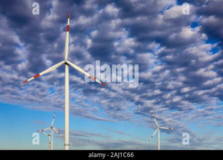 Juechen, Nordrhein-Westfalen, Deutschland - Windkraftanlagen gegen einen Himmel mit Wolken. Juechen,, 92660-windraeder vor Himmel Stockfoto