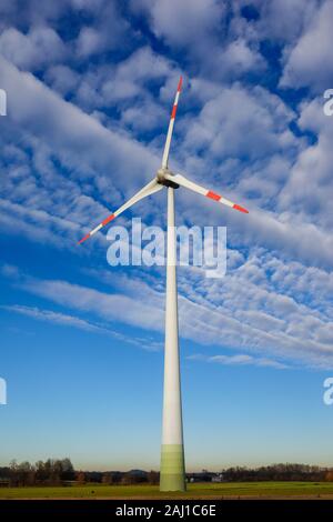 Juechen, Nordrhein-Westfalen, Deutschland - Windkraftanlagen gegen einen Himmel mit Wolken. Juechen,, 92660-windraeder vor Himmel Stockfoto