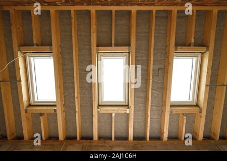 Velux Dachfenster in eine neu gebaute Dachkonstruktion als Teil einer privaten Nebenstelle in Großbritannien installiert Stockfoto