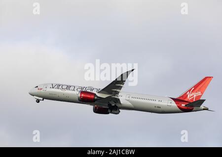 Virgin Atlantic Boeing 787 Dreamliner, der am 29. Dezember 2019 am Flughafen London Heathrow, Middlesex, Großbritannien, abfliegt Stockfoto