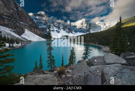 Moraine Lake Die kultigsten Platz in ganz Kanada, besetzt, aber absolut faszinierenden Stockfoto