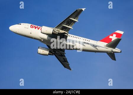 Swiss Airbus A319 Registrierung HB-IPU im Flug am 29th 2019. Dezember am Flughafen London Heathrow, Middlesex, Großbritannien Stockfoto