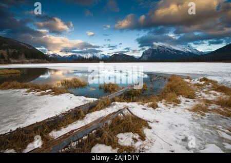 Zinnoberrot See in der Nähe von Banff, ein schöner Platz für Sonnenaufgang und Sonnenuntergang Fotos. Stockfoto