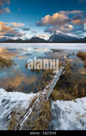 Zinnoberrot See in der Nähe von Banff, ein schöner Platz für Sonnenaufgang und Sonnenuntergang Fotos. Stockfoto