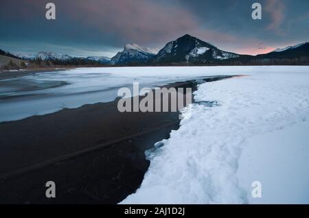 Zinnoberrot See in der Nähe von Banff, ein schöner Platz für Sonnenaufgang und Sonnenuntergang Fotos. Stockfoto