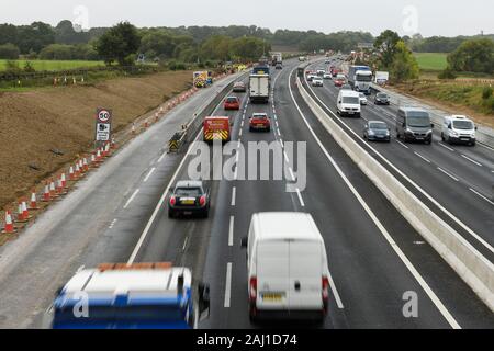 Verkehr Durch die Bauarbeiten an der Autobahn M4 in der Nähe von Reading UK fahren Stockfoto