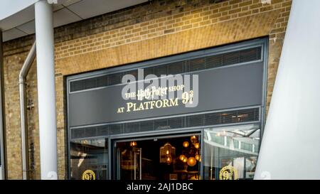 London/Großbritannien - 21. April 2016: ein Banner auf Harry Potter shop von 9 3/4 Plattform im Bahnhof King's Cross, London, Station, wo die Studenten Stockfoto