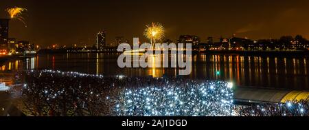 Surrey Docks und Deptford von Canary Wharf Night Views Lichter London Silvester 2020 Stockfoto