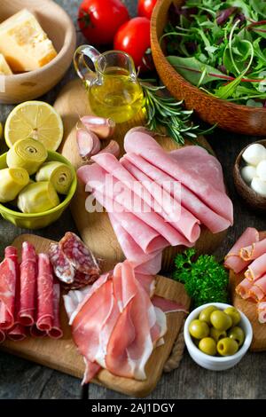 Antipasti Teller auf Holz- Oberfläche Stockfoto