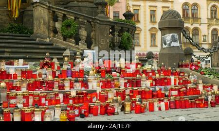 Karel Gott, ein Sänger der populären Musik der Tschechischen Republik, der Republik enthalten. Gedenkmünzen mit Kerzen, Fotos, Nachrichten und Rosen, Kerzen Stockfoto