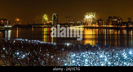 Blick auf die Surrey Docks und Deptford von Canary Wharf Night Views Lichter London Silvester 2020 Stockfoto