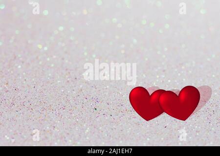 Valentines Tag Hintergrund, zwei rote Herzen auf glänzenden Heller Hintergrund mit Kopie Raum, valentine Karte Stockfoto