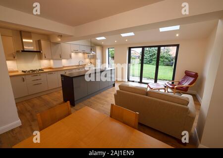 Eine moderne offene Küche Esszimmer Wohnzimmer hintere Erweiterung eine Eigenschaft in Chester mit knicktore und velds Oberlichter Stockfoto