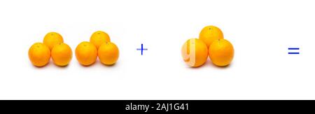 Berechnung von Summen grafisch mit Orangen, Summen von Orangen; mathematische Berechnung nicht abstrakt, sehr real, Orangen hinzufügen, berechnen Sie das Ergebnis der Stockfoto