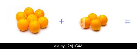 Berechnung von Summen grafisch mit Orangen, Summen von Orangen; mathematische Berechnung nicht abstrakt, sehr real, Orangen hinzufügen, berechnen Sie das Ergebnis der Stockfoto