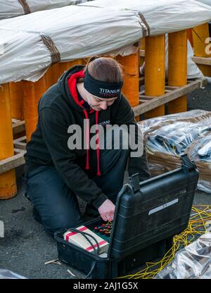 Titan Feuerwerke Pyrotechnikers bereitet Feuerwerk für Silvester Hogmanay Feuerwerk ins Neue Jahr Anzeige, Schloss Edinburgh, Schottland, Großbritannien Stockfoto